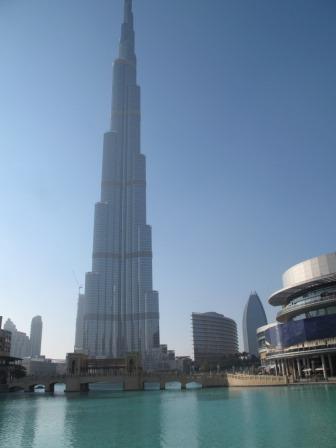 Fot. 14 Wieża Burj Khalifa w Dubaju, u jej podnóża kładka „nad tańczącą wodą” (nazwa konkursowa) – obiekt nr 4
