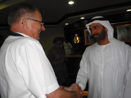  Fot. 22 Prezes Stowarzyszenia Inżynierów Zjednoczonych Emiratów Arabskich, inż. Essa Al Maidoor i profesor Kazimierz Flaga w trakcie wymiany wzajemnych prezentów i uprzejmości