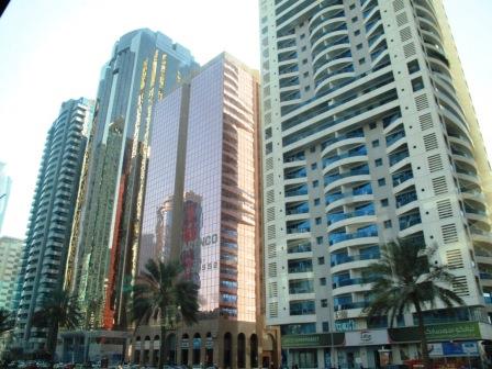 Fot. 6 Wieżowce Dubaju zlokalizowane wzdłuż arterii komunikacyjnej
