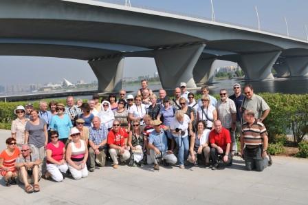 Fot. 26 Uczestnicy na tle nowego mostu Garhaud – obiekt nr 7