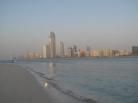 Fot. 45 Nowoczesne wieżowce Abu Dhabi oglądane z brzegu zatoki