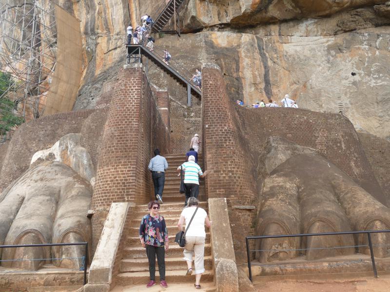Potężne łapy lwa i schody prowadzące na szczyt skały Sigirija