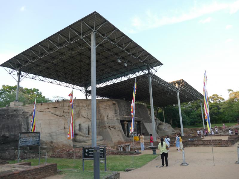 Polonnaruwa. Miasto mnichów poza murami. Skalna świątynia Buddy z XII w. – Gal Vihara.