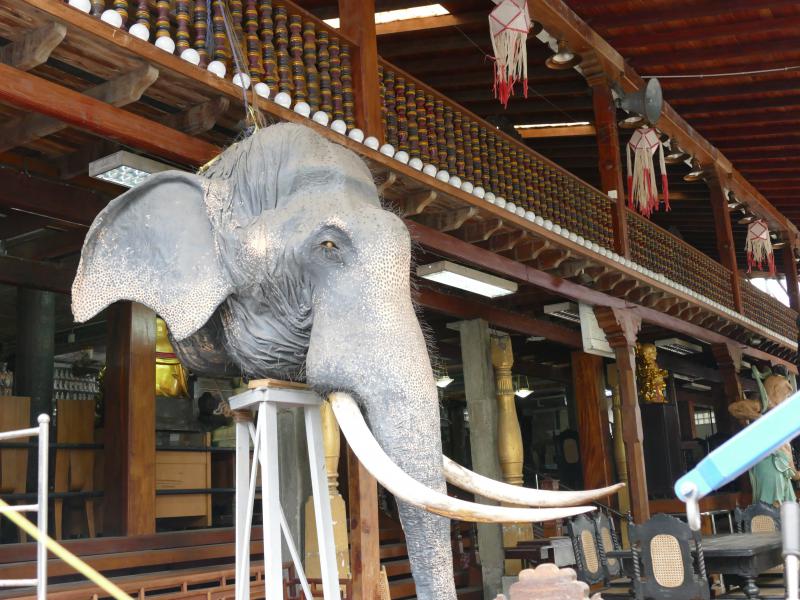 Colombo.Sanktuarium  Gangaramaya. Charakterystyczny słoń przy wejściu