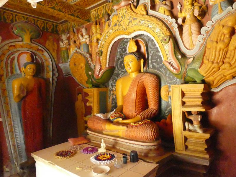 Posąg Buddy w światyni Embekke