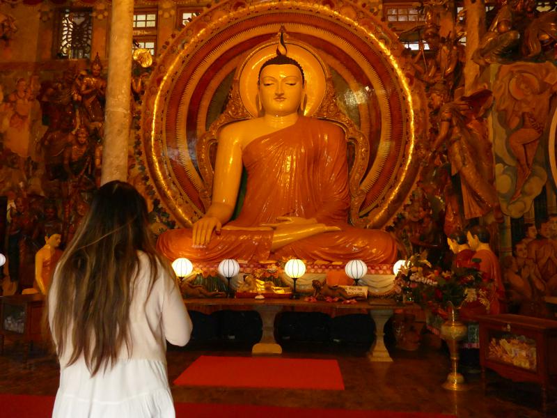 Fosforyzujący posąg Buddy. Świątynia Gangaramaya