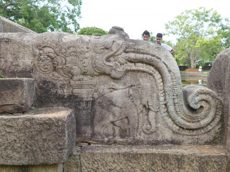 Relief na poręczy świątynnych schodów w klasztorze Isurumunija 