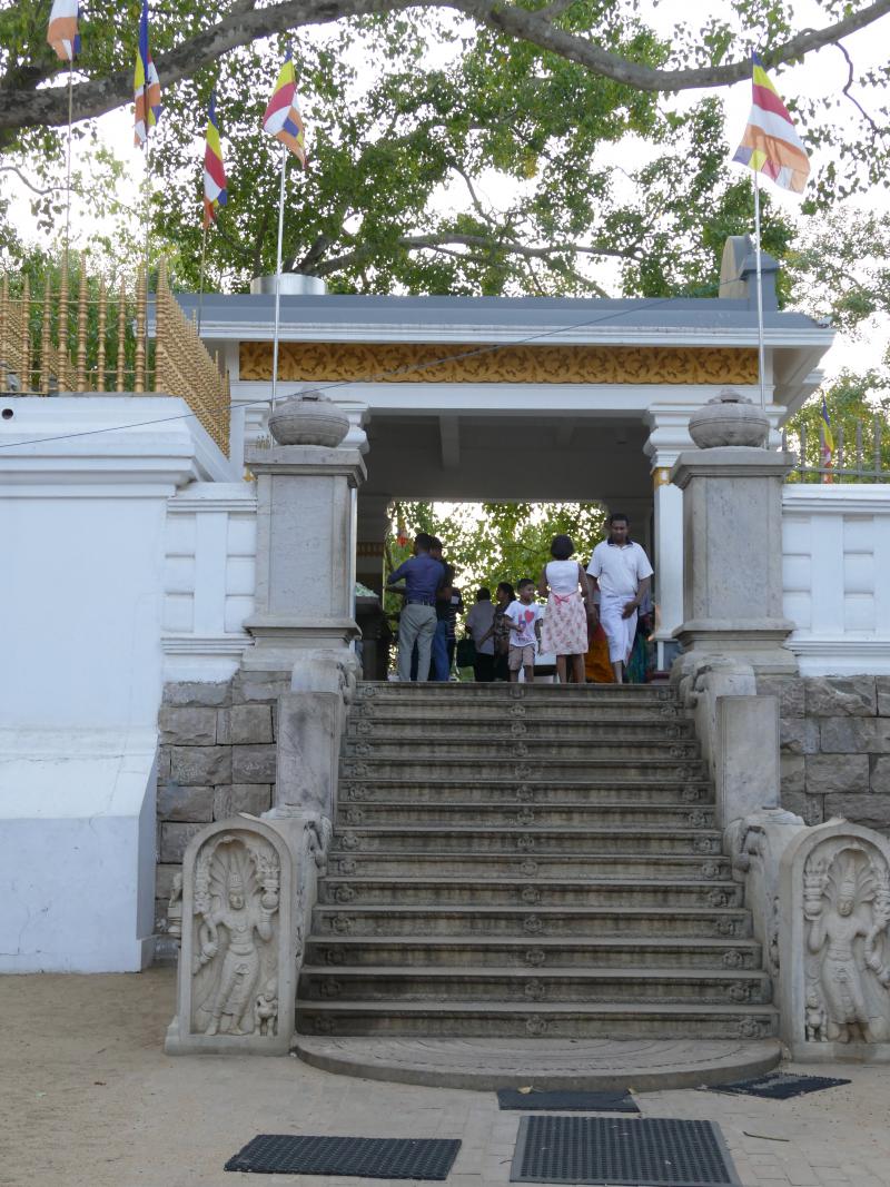 Anuradhapura. Wejście do klasztornego kompleksu Mahavihara