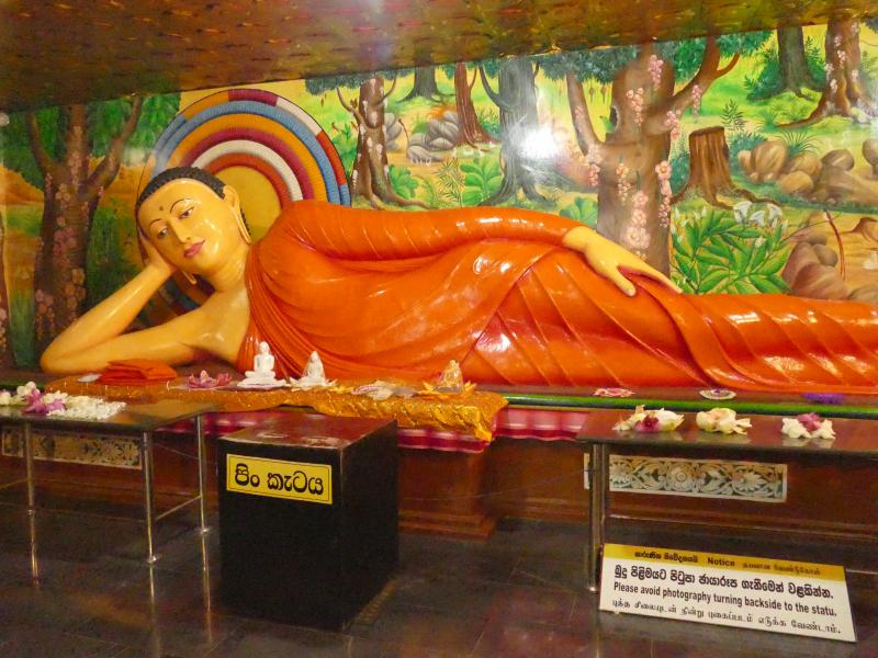 Świątynia Kantaka Chetiya. Posąg Buddy na tle barwnych malowideł ściennych