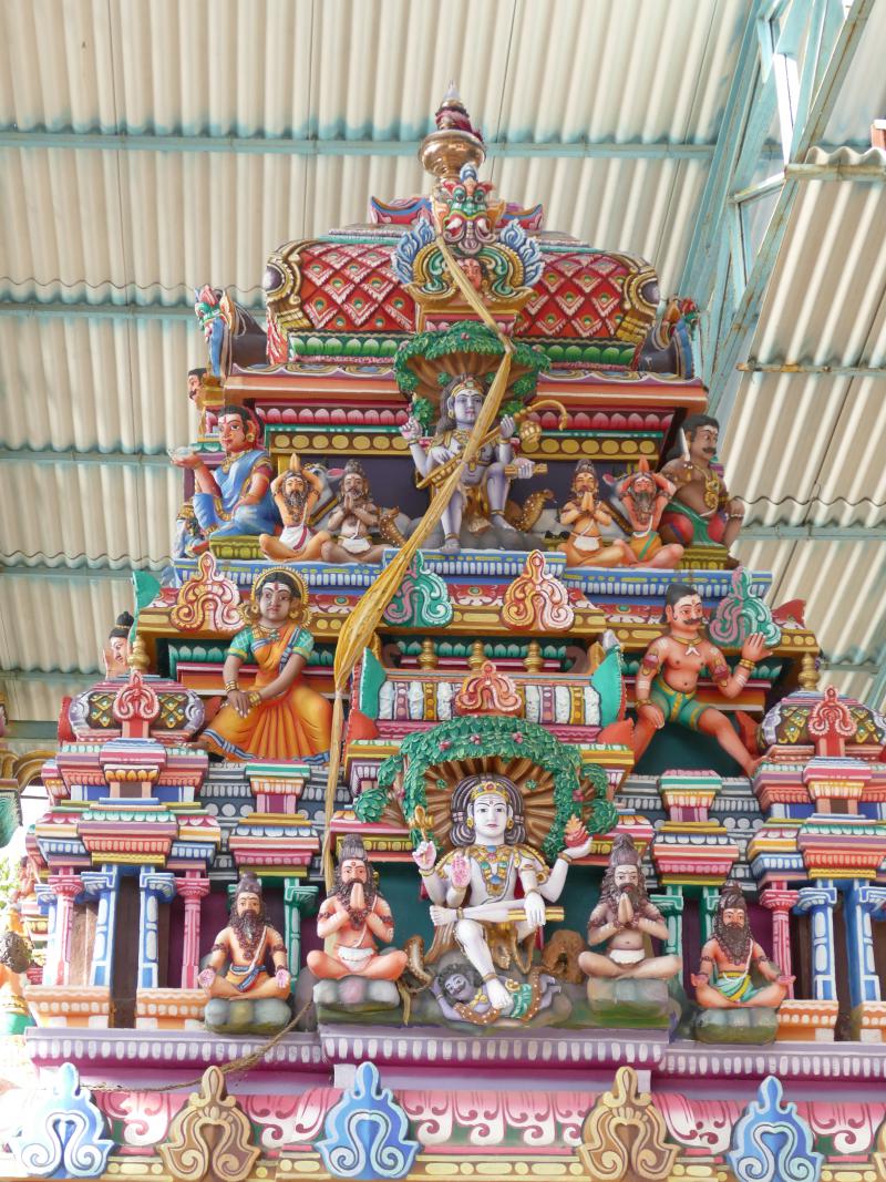 Bajecznie kolorowy fragment wnętrza świątyni Kandasamy Kovil 