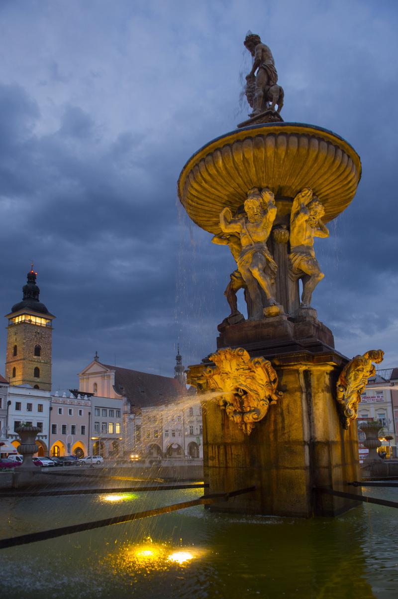 Czeskie Budziejowice fontanna wieczór