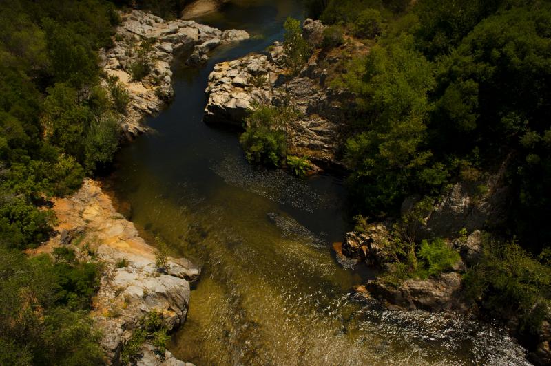 Korsyka rzeka skały