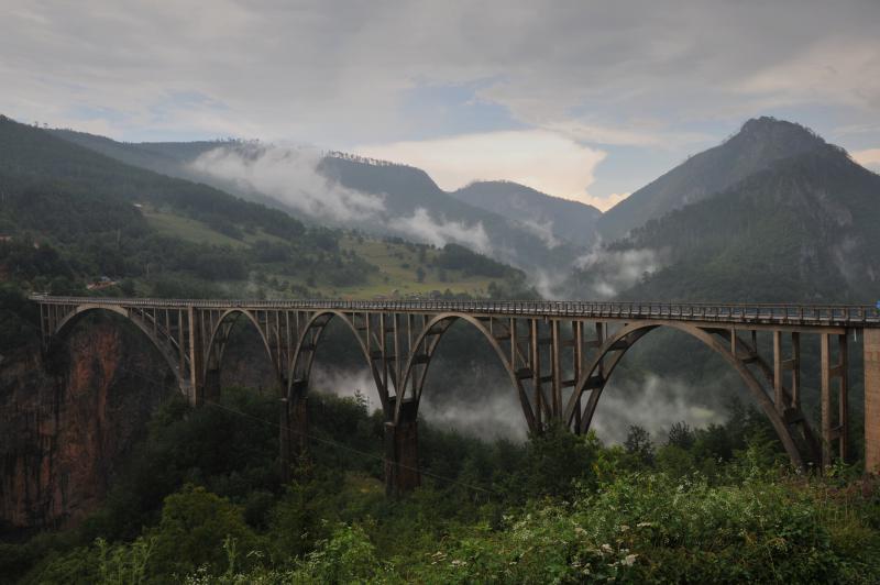 Most mgła