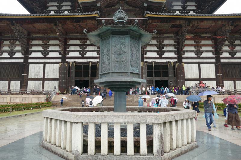 Przed wejściem do pawilonu Daibutsuden w świątyni Todaiji w Nara