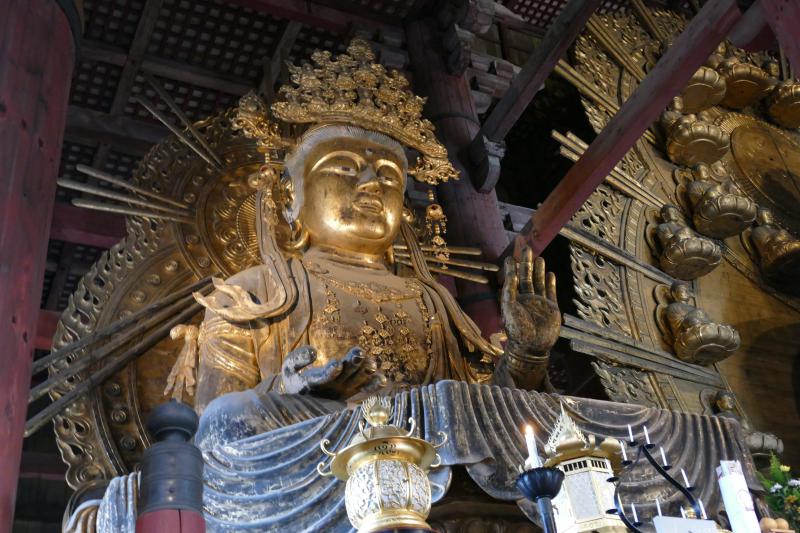Posąg bogini Kukuzo Kannon /mądrości/ obok Wielkiego Buddy w pawilonie Daibutsuden w 	świątyni Todaiji w Nara