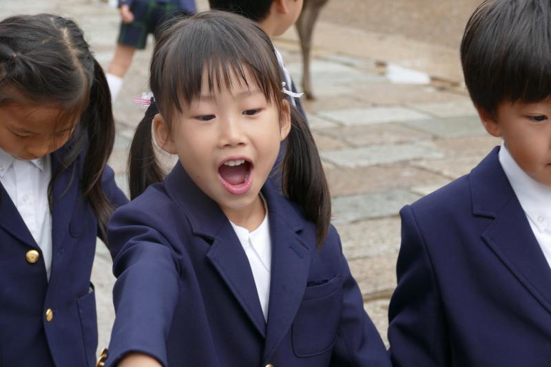 Małe Japonki w szkolnych mundurkach przed świątynią Todaiji