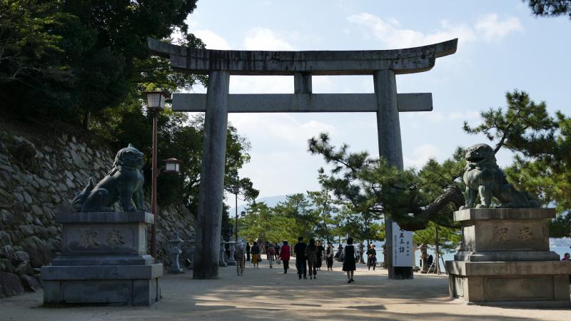 Wyspa Miyajima. Kamienni strażnicy świątynnej bramy