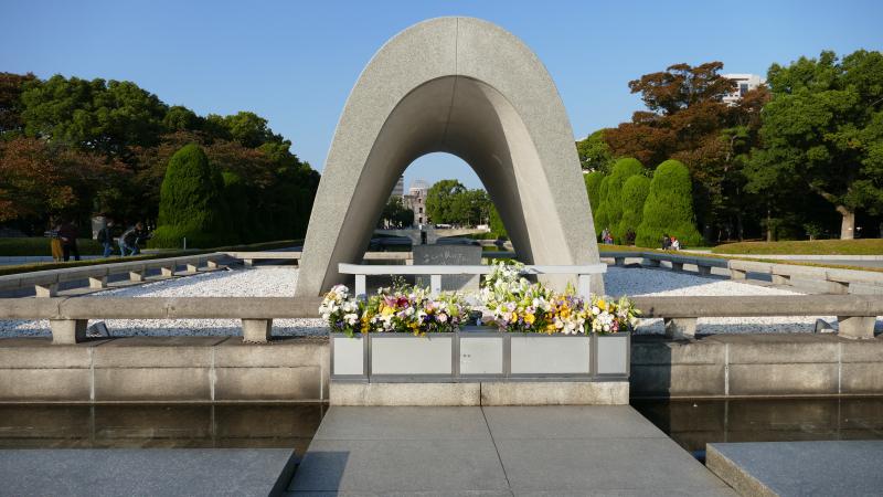 Symboliczny grobowiec  /cenotaf/ w Parku Pokoju,  z nazwiskami wszystkich ofiar bomby atomowej     