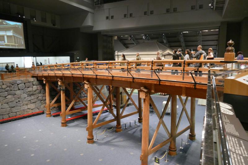 Muzeum Edo. Pełnowymiarowa replika pierwszego drewnianego mostu Nihonbashi 	prowadzącego do miasta w epoce Edo