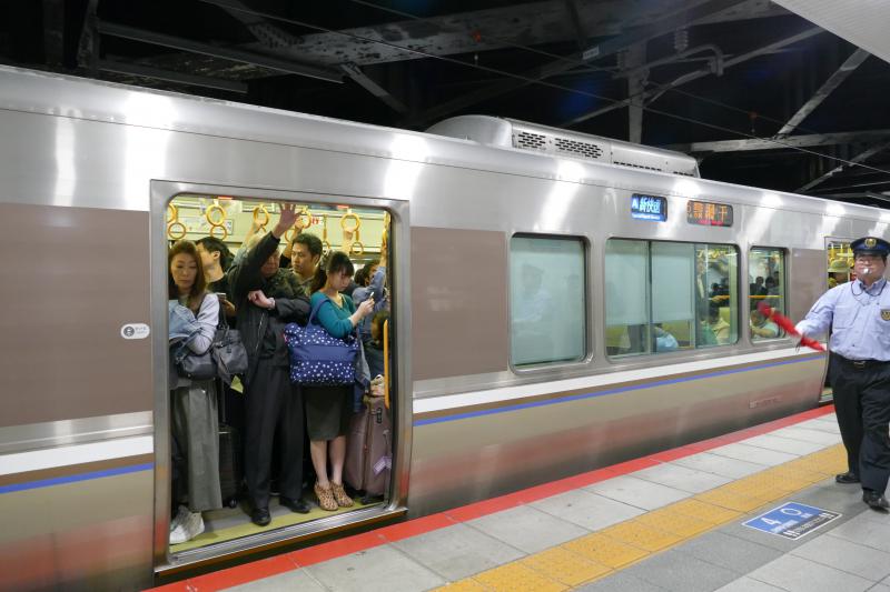 Zdyscyplinowani japońscy pasażerowie. Pociąg przed odjazdem