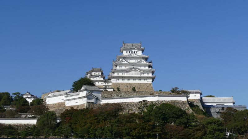 Zjawiskowy Zamek Himeji  z oddali, nazywany też Zamkiem Białej Czapli