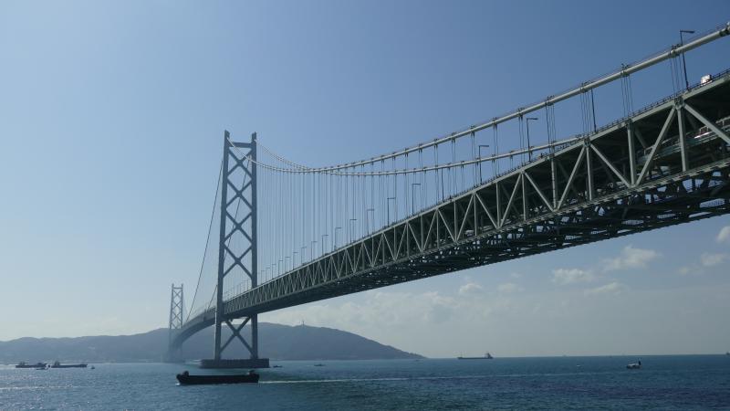 Słynny most Akashi Kaikyo nad wodami Wewnętrznego Morza Japońskiego.  Posiada najdłuższe  na świecie przęsło środkowe /1991 m/