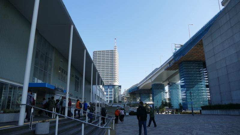 Wejście do muzeum budowy mostu Akashi, połączonego z salą BHP i windą na konstrukcję mostową.  Równolegle estakada wjazdowa na most