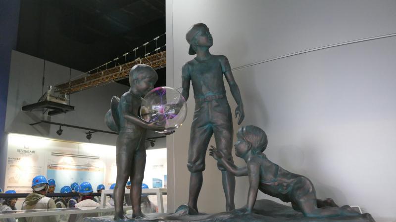 Rzeźba zdobiąca muzeum budowy mostu  Akashi
