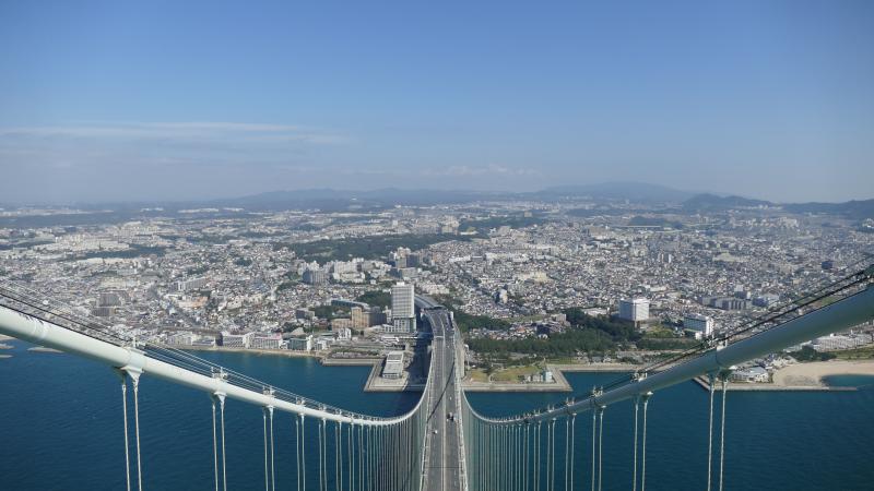 Widok z pylonu mostu na miasto Akashi