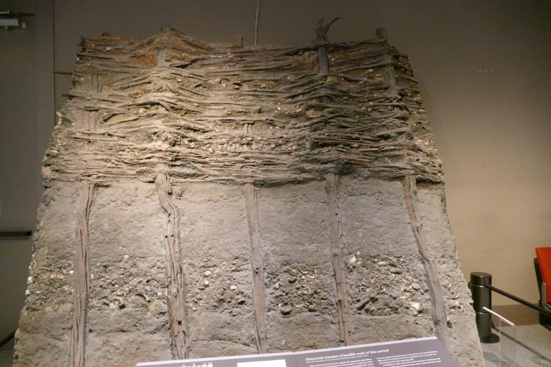 Ekspozycja fragmentu wykopalisk. Sposoby umacniania gruntu w Edo
