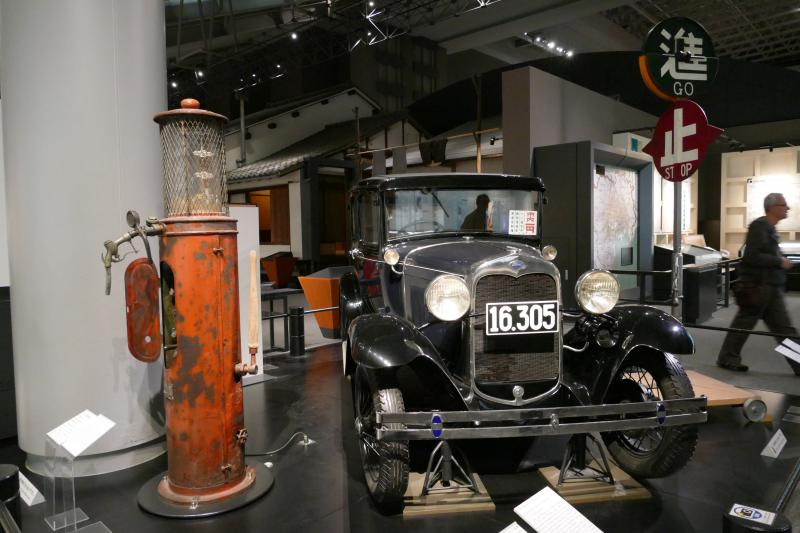 Bardziej współczesna ekspozycja Muzeum Edo.  Automobil i pompa benzynowa z początków XX w. 