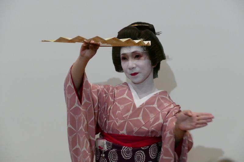 Gejsze z Asakusa – taniec  z wachlarzem