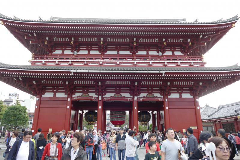 Tokio. Dzielnica Asakusa.  Wejście do świątyni Senso-ji  - Brama Grzmotów /Kaminari-mon/  