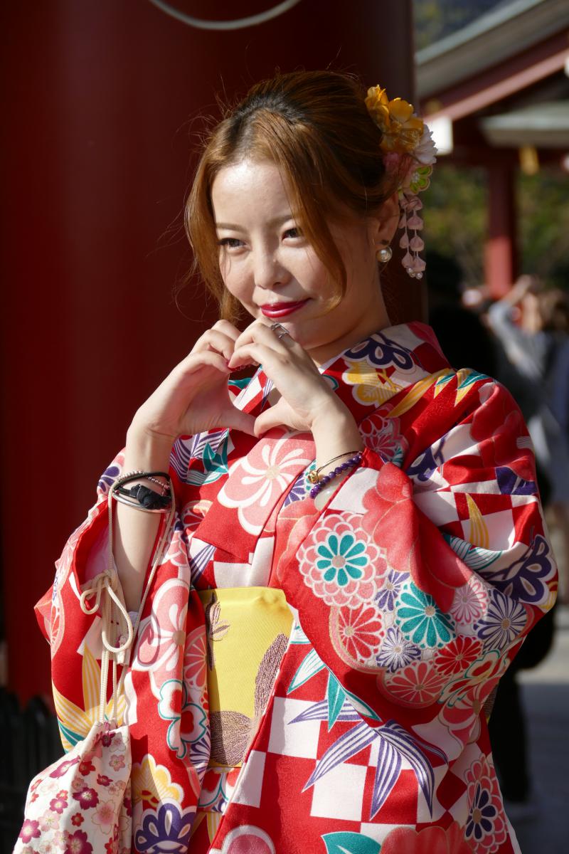 W świątyni. Młoda Japonka w tradycyjnym kimono