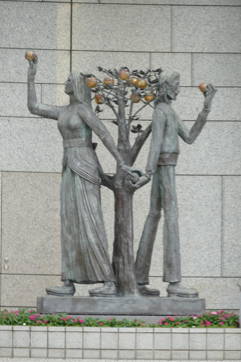 Zaskakujące rzeźby na dziedzińcu. Współcześni  Adam i Ewa
