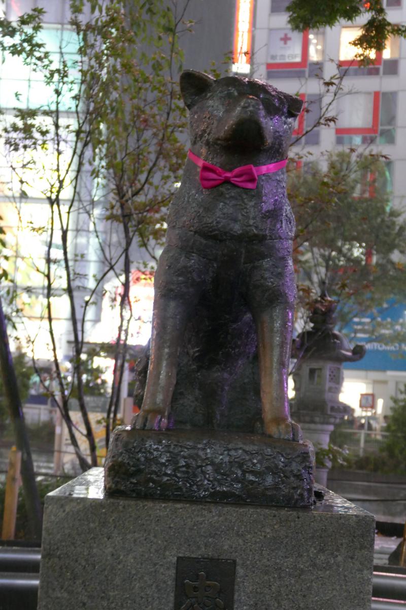 Tokio. Shibuya Crossing.  Pies Hachiko czeka przed dworcem na swego pana od 1935 r.
