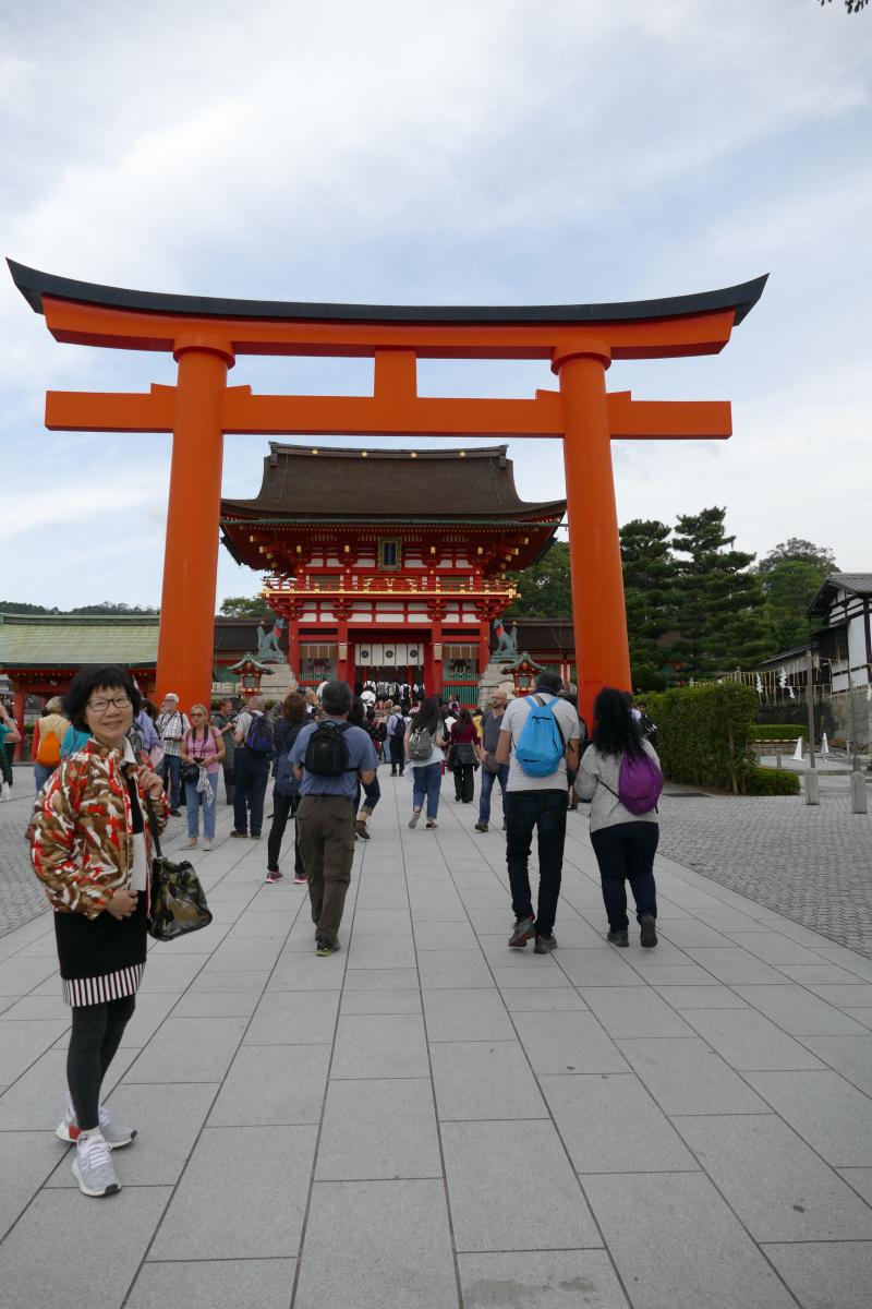 Druga brama torii. Szintoistyczna świątynia Fushimi-Inari-Taisha