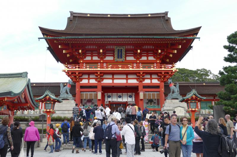 Świątynia Fushimi-Inari-Taisha poświęcona bogini Inari, bóstwu opiekuńczemu sake i ryżu
