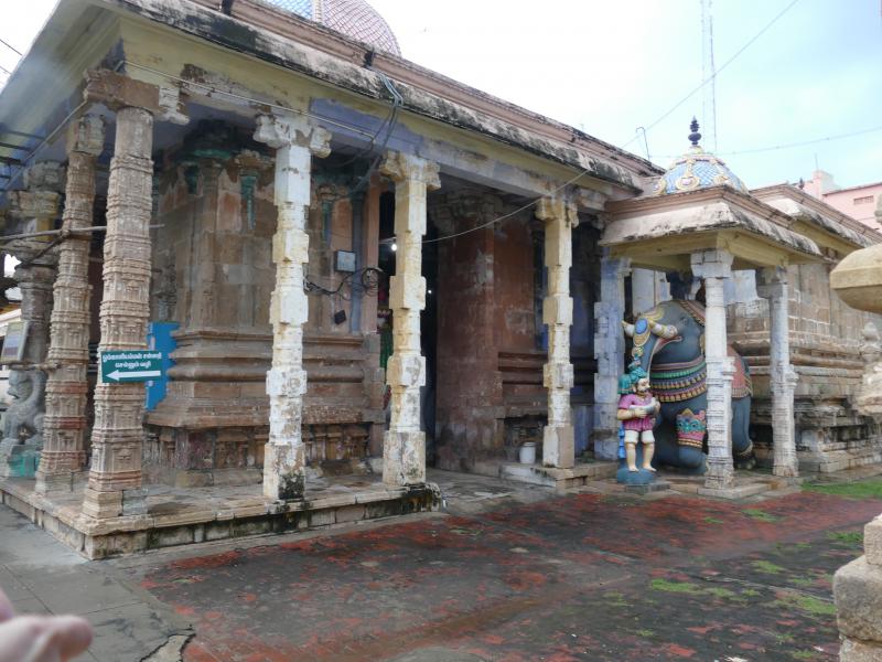 Świątynia Sarangapani.  Mandapy na wewnętrznym dziedzińcu