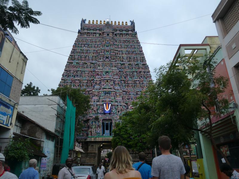 Wejście do świątyni. Imponująca brama - gopura