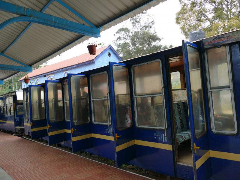 Niebieski pociąg czeka na pasażerów
