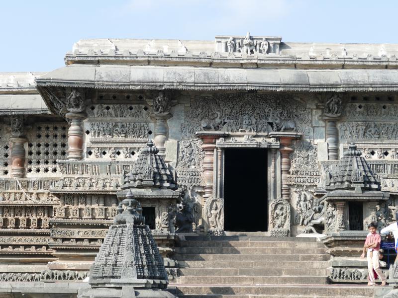 Fasada świątyni Ćannakeśawy poświęconej  Wisznu.  Wspaniała dekoracja rzeźbiarska