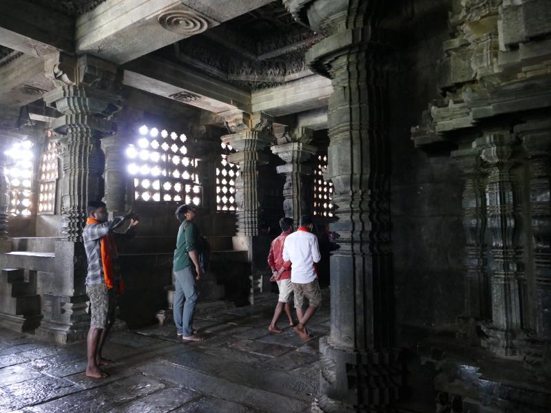 We wnętrzu świątyni Hojśaleśwary 