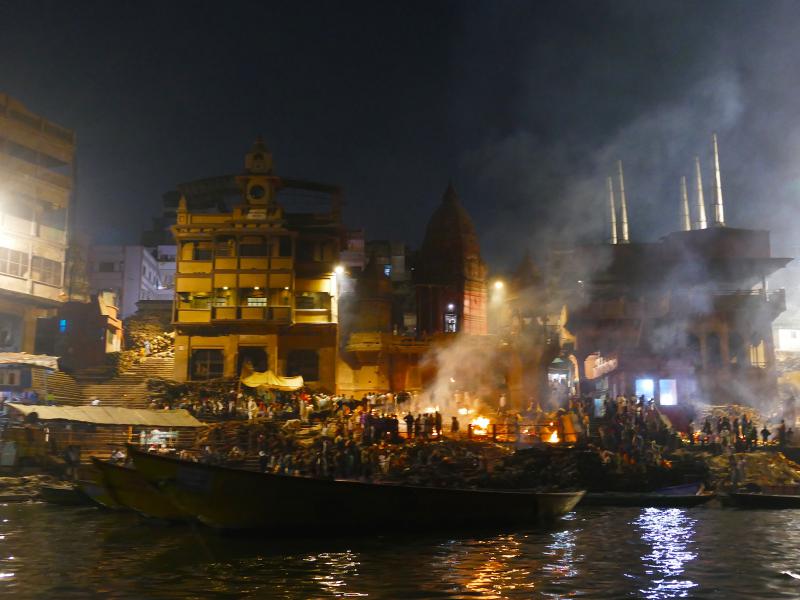 Noc w Waranasi. Święta rzeka Ganges i płonące stosy pogrzebowe
