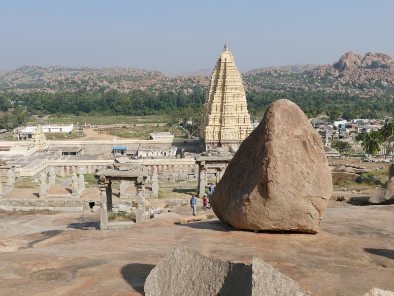 Perspektywa Hampi. Dwie dominanty. W oddali gopura świątyni Virupakshy
