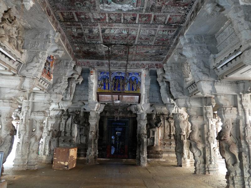 Wnętrze świątyni Virupakshy poświęconej kultowi Śiwy. Nadal czynna