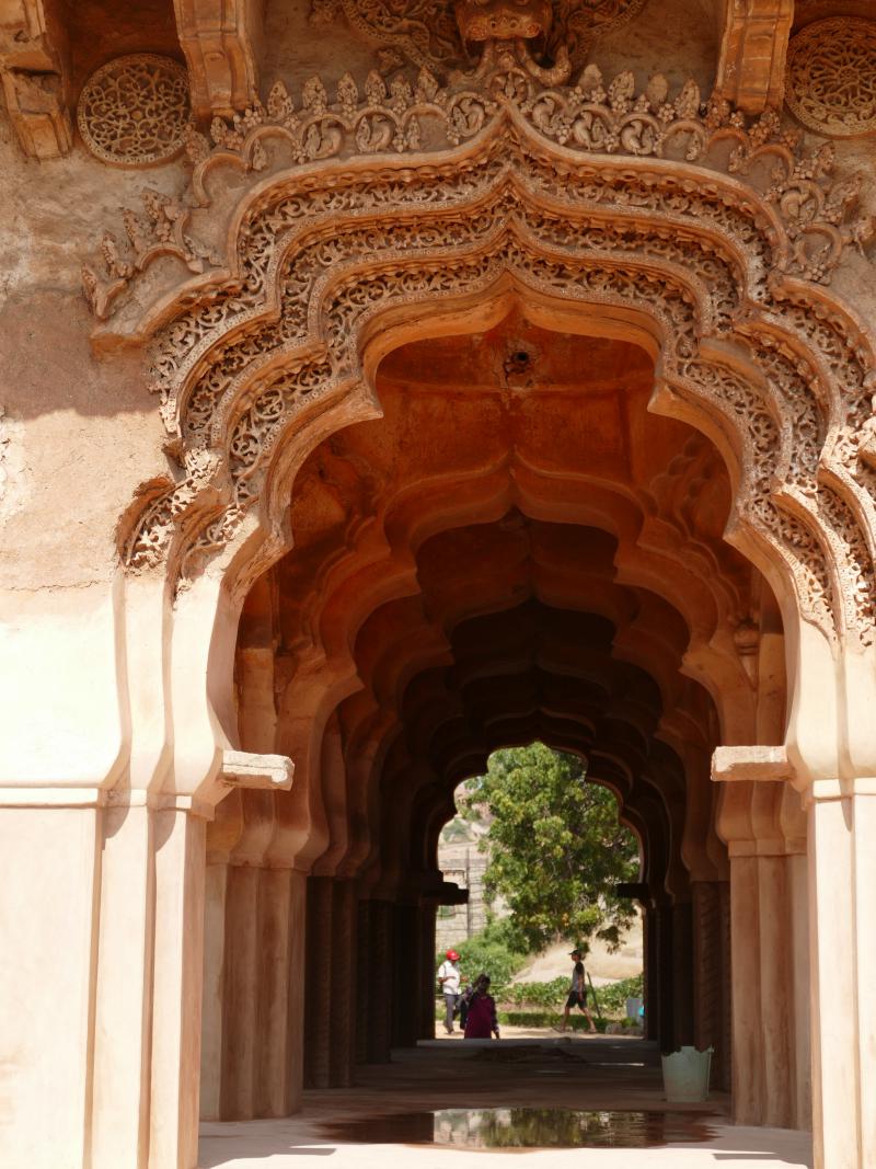 Lotus Mahal. Fragment wnętrza. Indyjsko – islamskie zdobienia