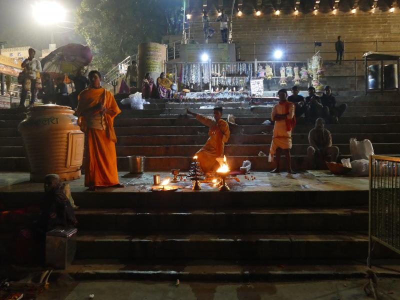 Święte ghaty - schody prowadzące na brzeg Gangesu       