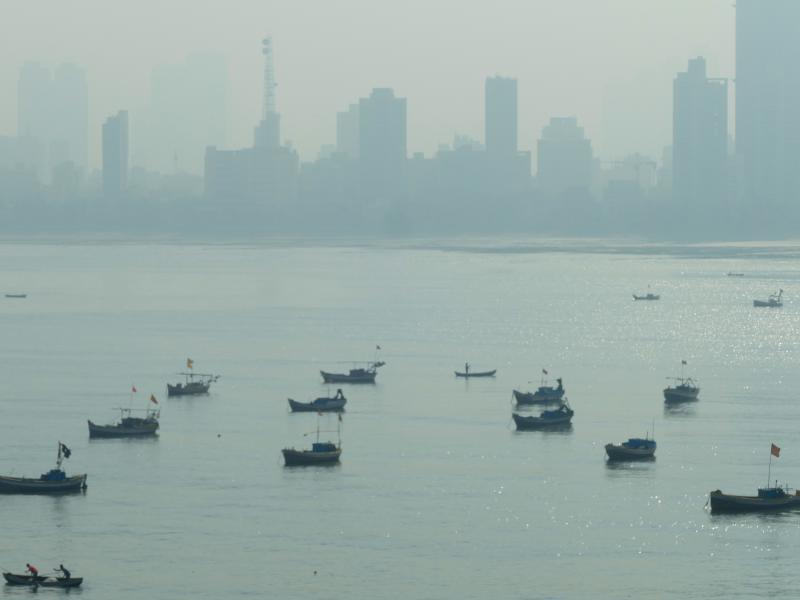 Panorama Mumbaju. Miasto w smogu