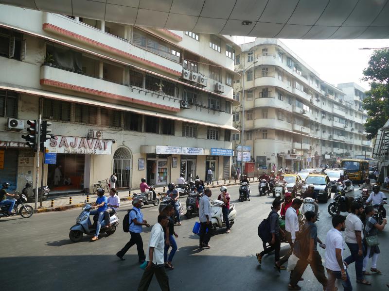 Mumbaj. Modernistyczna zabudowa ulicy w centrum